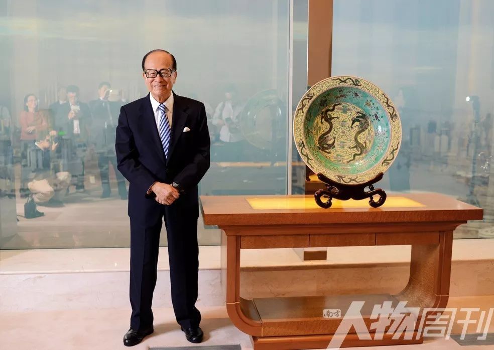 李嘉誠在香港長實辦公室的會議室里接受采訪