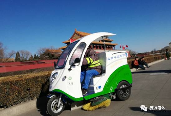 正在天安門前工作的電動環衛車