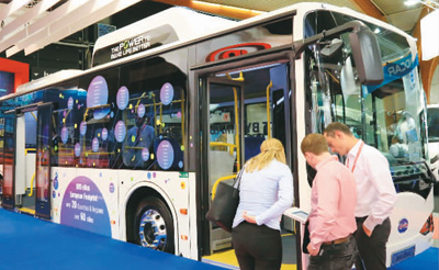 觀眾參觀比亞迪新款電動公交車 觀眾參觀比亞迪新款電動公交車