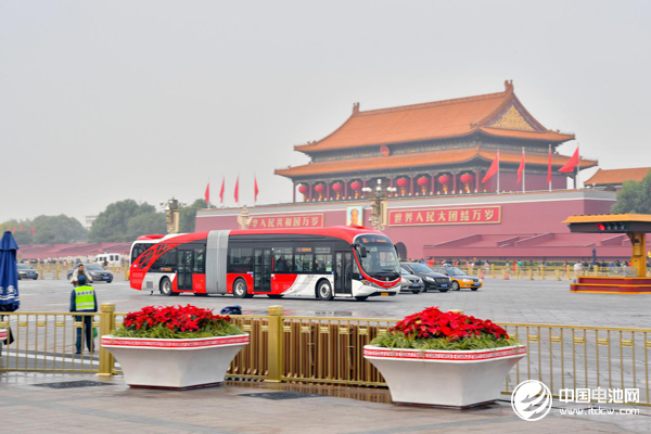 行駛過長安街的18米純電動公交車