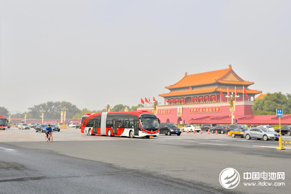 行駛過長安街的18米純電動公交車