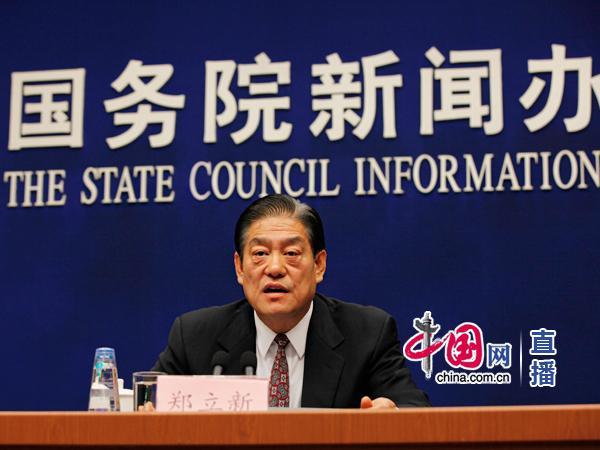 工業(yè)和信息化部新聞發(fā)言人、運(yùn)行監(jiān)測(cè)協(xié)調(diào)局局長(zhǎng)鄭立新回答記者提問(wèn)