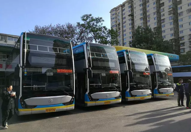 4月23日，雙層公交在北京市10路公交線運營