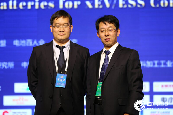 博睿斯創(chuàng)始人黃騰(左)鋰電“達(dá)沃斯”組委會(huì)秘書長、中關(guān)村新型電池技術(shù)創(chuàng)新聯(lián)盟秘書長于清教(右) 博睿斯創(chuàng)始人黃騰(左)鋰電“達(dá)沃斯”組委會(huì)秘書長、中關(guān)村新型電池技術(shù)創(chuàng)新聯(lián)盟秘書長于清教(右)