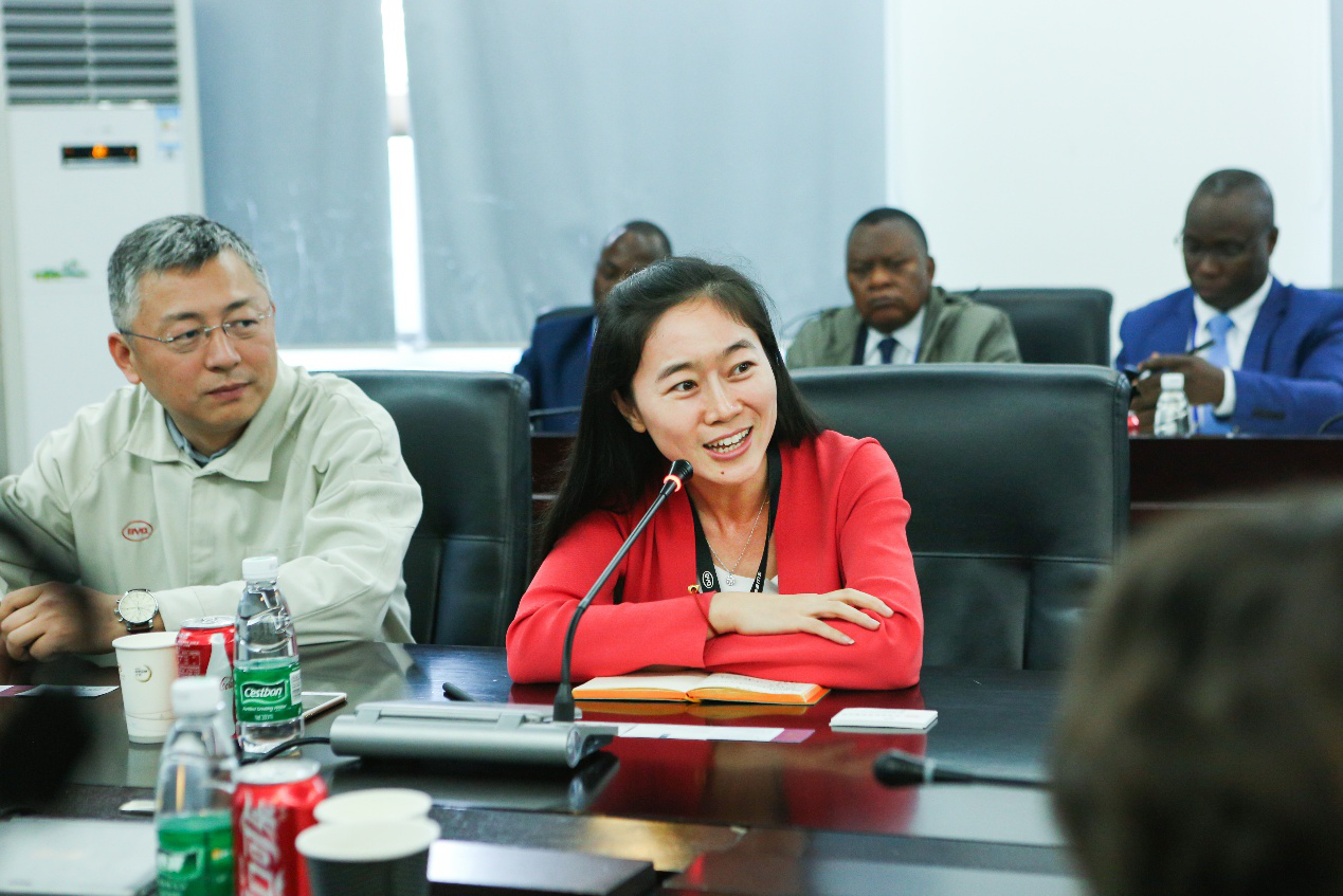 比亞迪品牌及公關處總經理李巍女士向各國來賓致歡迎辭