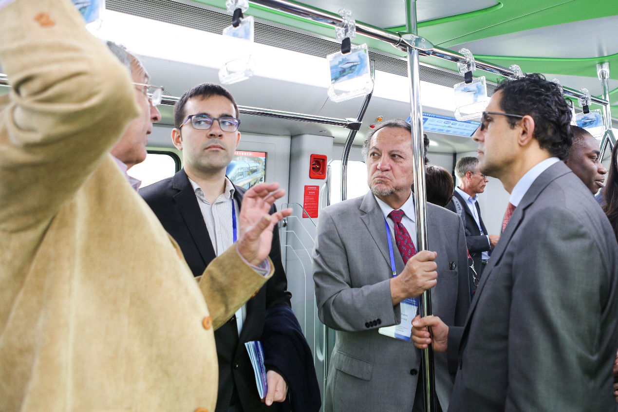 各國駐穗總領事館官員60多人乘坐體驗治堵神器——比亞迪云軌