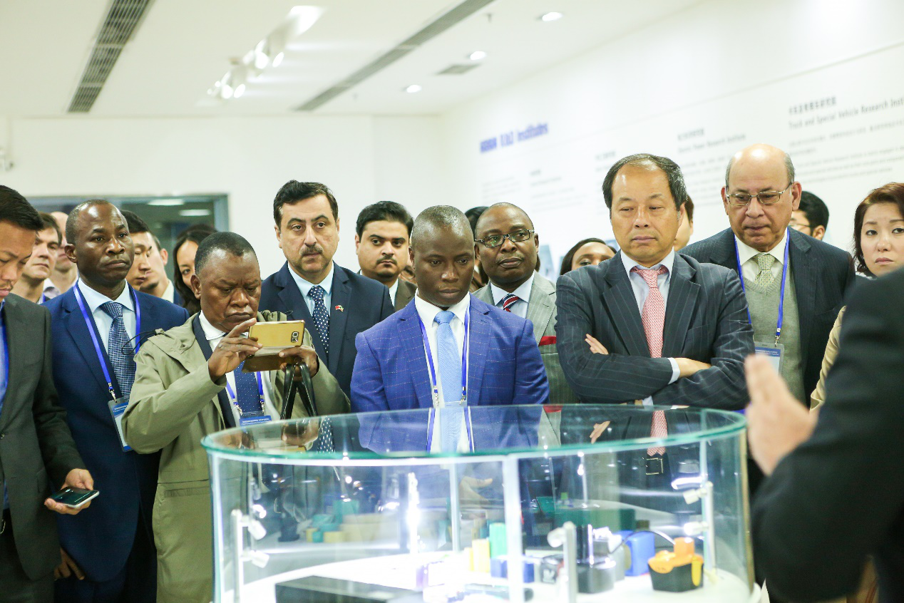 比亞迪電子產品展臺吸引了大批來賓的注目