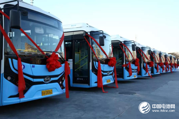 助力藍(lán)天保衛(wèi)戰(zhàn)！比亞迪350輛純電動(dòng)公交車首次投運(yùn)北京