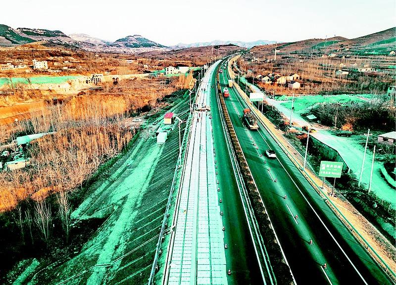 新媒關注全球首段光伏高速公路濟南通車:經濟效益非常可觀 新媒關注全球首段光伏高速公路濟南通車:經濟效益非常可觀