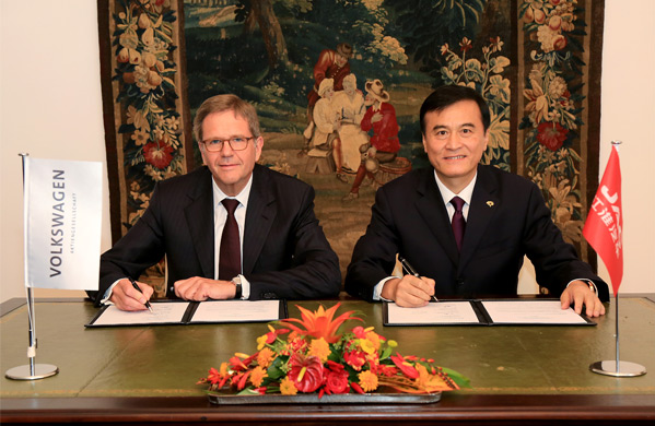 2016年9月6日，大眾中國總裁兼CEO海茲曼（左）與江淮汽車董事長安進在沃爾夫斯堡簽署合作備忘錄
