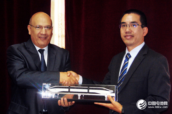 去年10月，比亞迪中東非洲汽車銷售事業(yè)部總經(jīng)理黃志學(xué)（右）將云軌模型贈與埃及亞歷山大客運局長Khaled Eleiwa