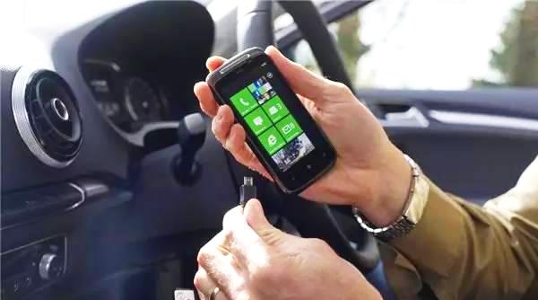 科普：開車給手機充電后果居然這么嚴重！