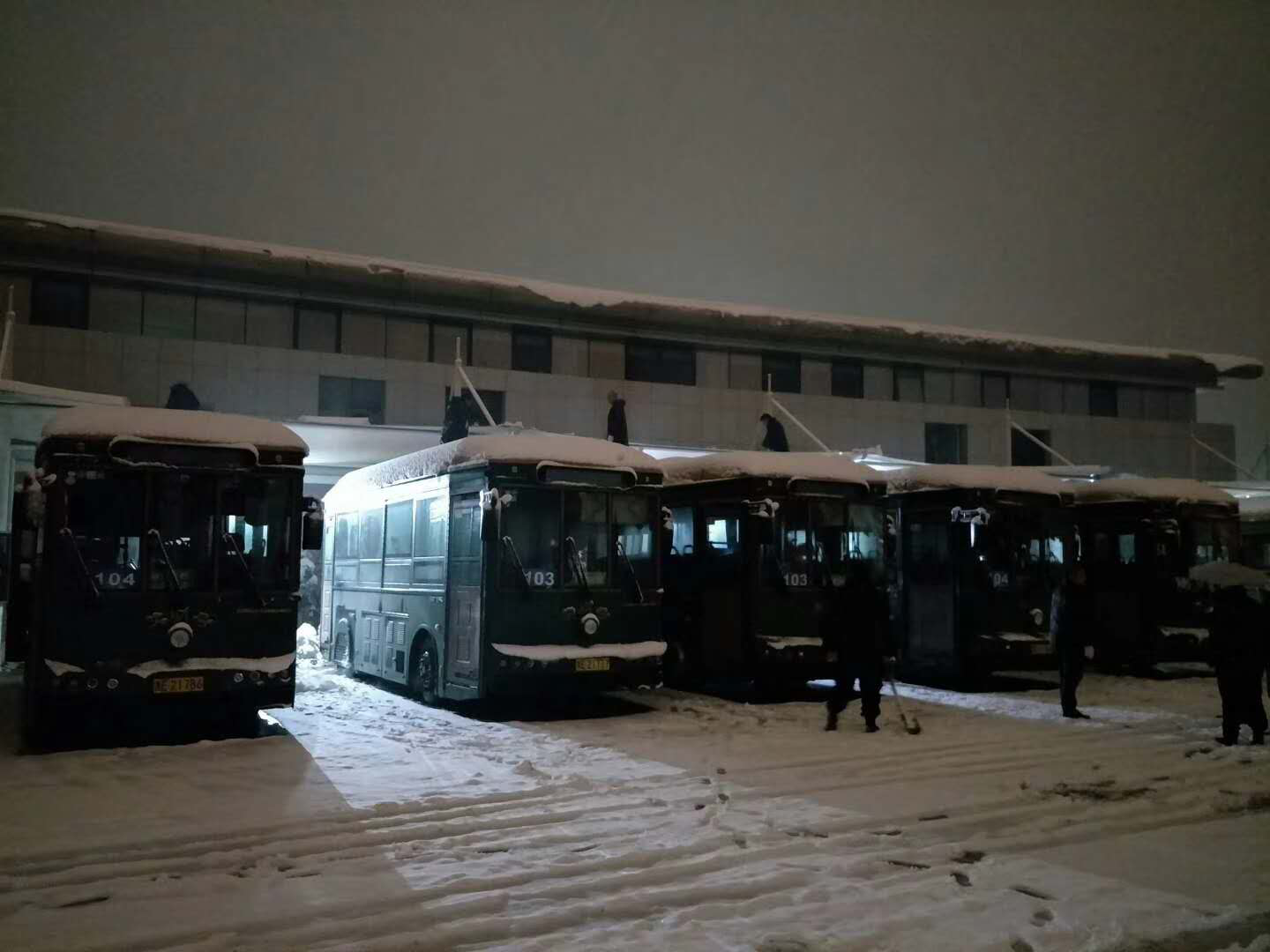 安吉公交—凌晨奮戰的公交人 