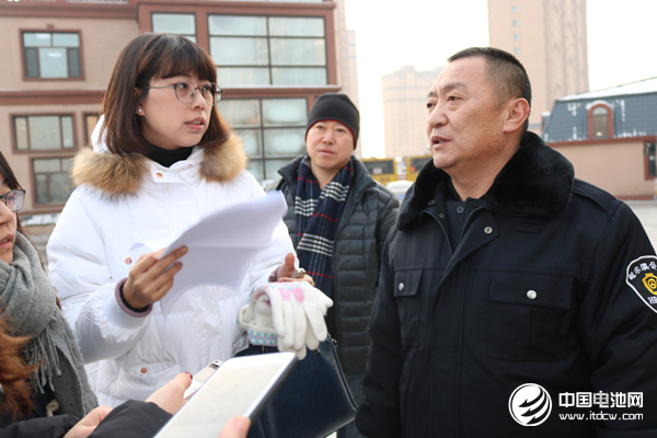 哈爾濱83路公交車司機李師傅（右一）接受采訪