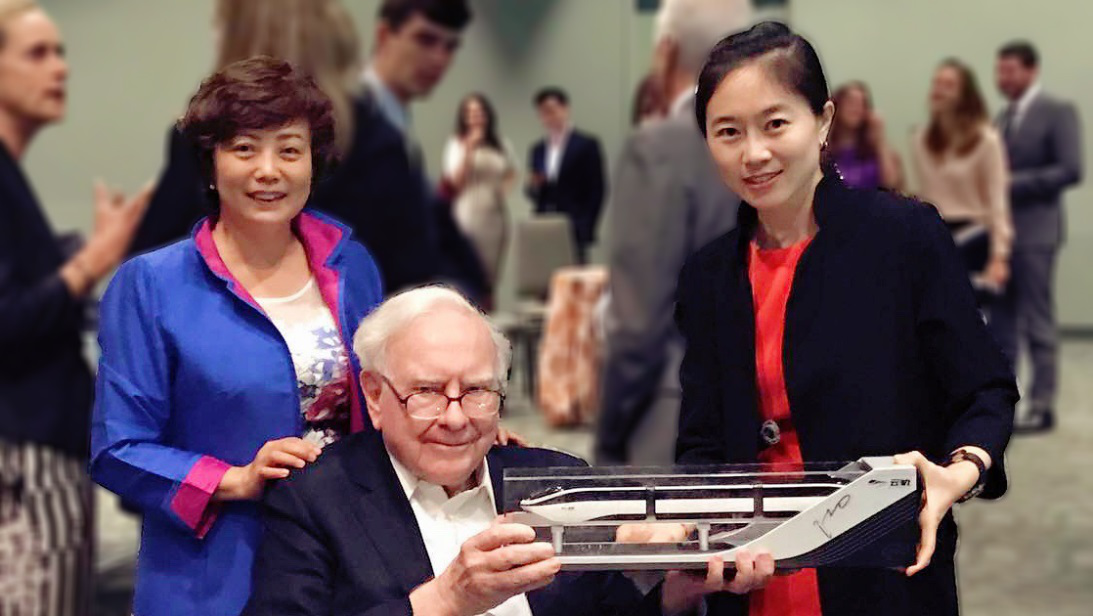 巴菲特手持比亞迪云軌模型