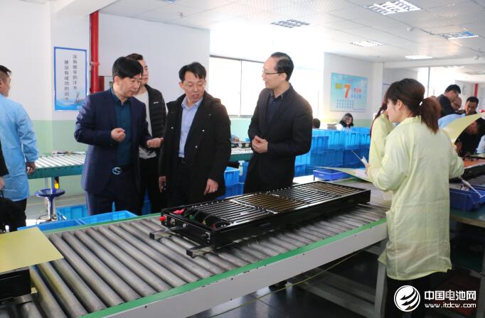 中國鋰電新能源產業鏈調研團一行參觀索爾科技 攝影/巒水 中國鋰電新能源產業鏈調研團一行參觀索爾科技 攝影/巒水