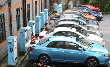 京滬取消“小目錄”  新能源汽車將駛?cè)搿伴_放”之路