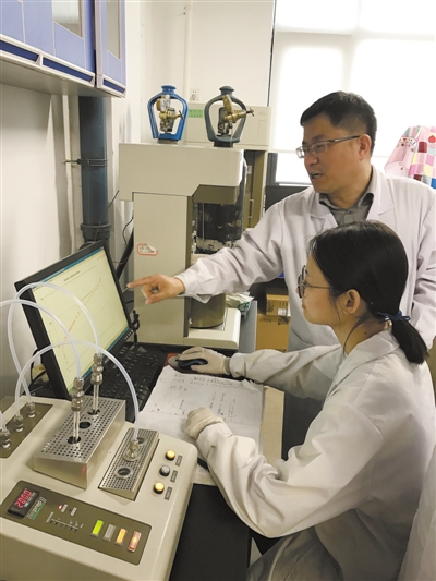 2018年3月，楊全紅在實驗室指導學生驗證實驗數據