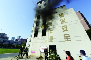 實驗中的一輛電動車起火后，產(chǎn)生大量濃煙