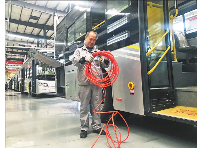 新能源客車生產(chǎn)現(xiàn)場(chǎng)。本報(bào)記者韓麗平攝