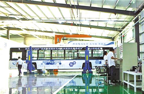 位于佛山南海丹灶鎮的泰羅斯公司員工在對燃料電池大巴進行檢測