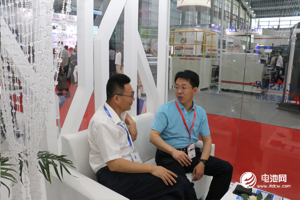 鋰電“達沃斯”論壇組委會/電池百人會/中關村新型電池技術創(chuàng)新聯(lián)盟秘書長于清教與大族激光副總裁黃祥虎交流