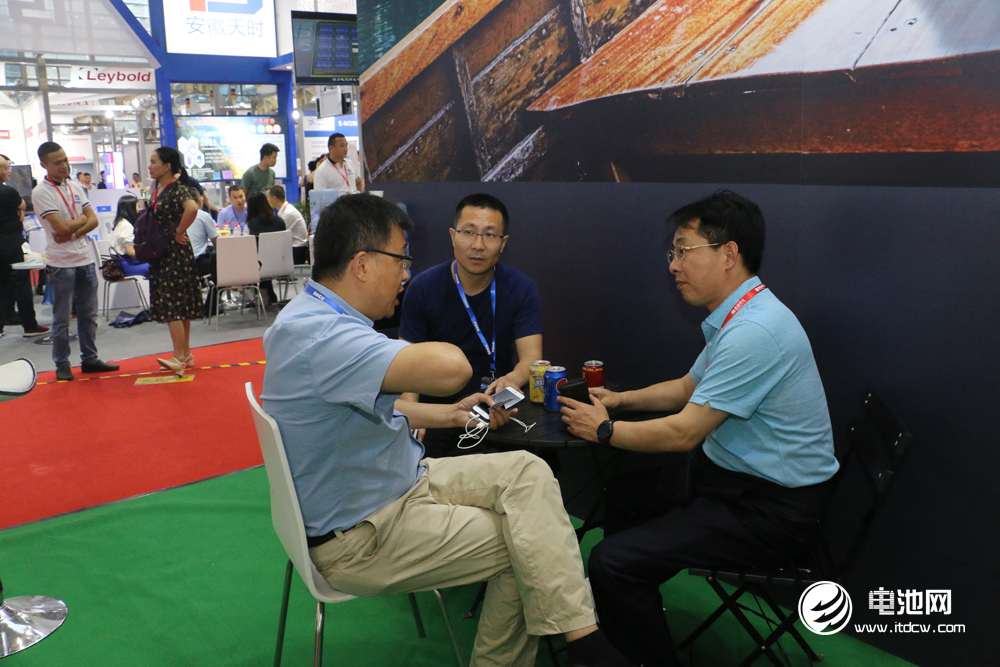 鋰電“達沃斯”論壇組委會/電池百人會/中關村新型電池技術創新聯盟秘書長于清教與華寶新能源董事長孫中偉等交談