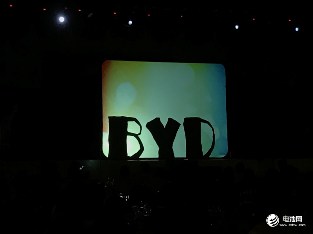 菲律賓當?shù)卣埵澜缰拔鑸F、《亞洲達人秀》冠軍El Gamma Penumbra到場助陣。El Gamma Penumbra團隊成員用肢體拼出“BYD”。