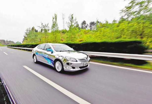 長(zhǎng)安無人駕駛車在高速公路上飛馳