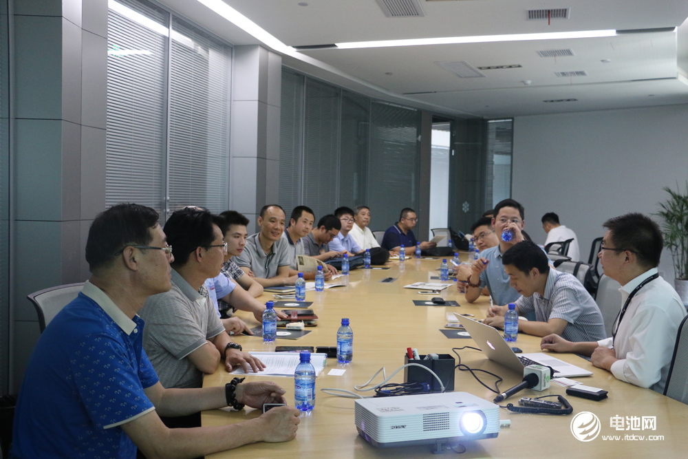 中國鋰電新能源產(chǎn)業(yè)鏈調(diào)研團(tuán)一行與微宏動力相關(guān)領(lǐng)導(dǎo)交流、座談 中國鋰電新能源產(chǎn)業(yè)鏈調(diào)研團(tuán)一行與微宏動力相關(guān)領(lǐng)導(dǎo)交流、座談