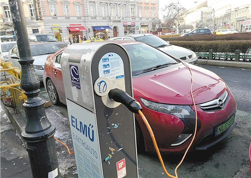 布達佩斯中心區(qū)的公共充電站,方便電動車充電。 翟朝輝攝 布達佩斯中心區(qū)的公共充電站,方便電動車充電。 翟朝輝攝