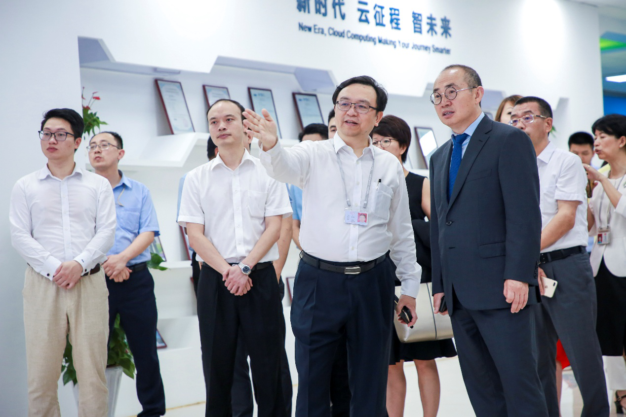 王傳福要造的房“長啥樣 潘石屹要造的車又長啥樣？