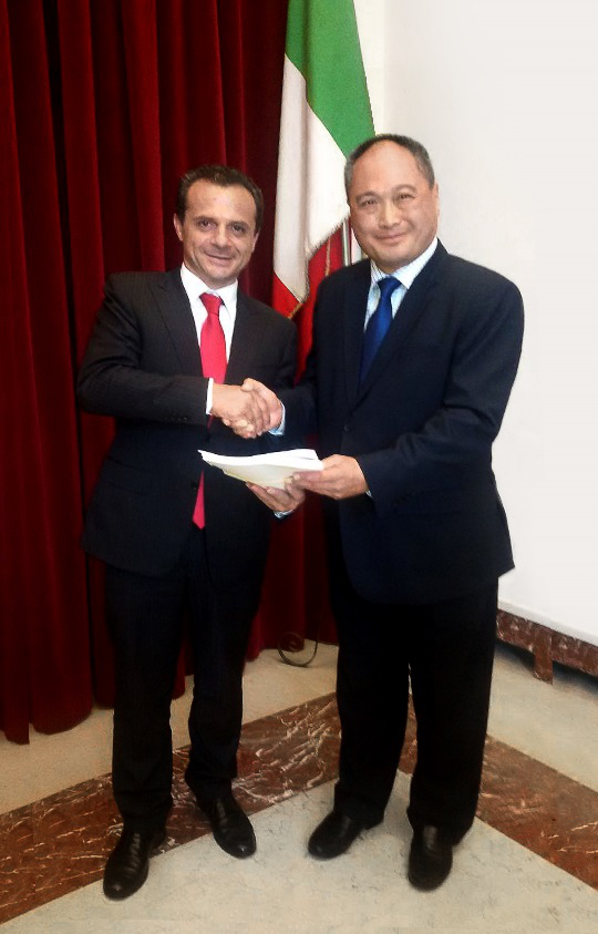 墨西拿市長Cateno De Luca（左一）和比亞迪歐洲有限責(zé)任公司總經(jīng)理何一鵬（右一）