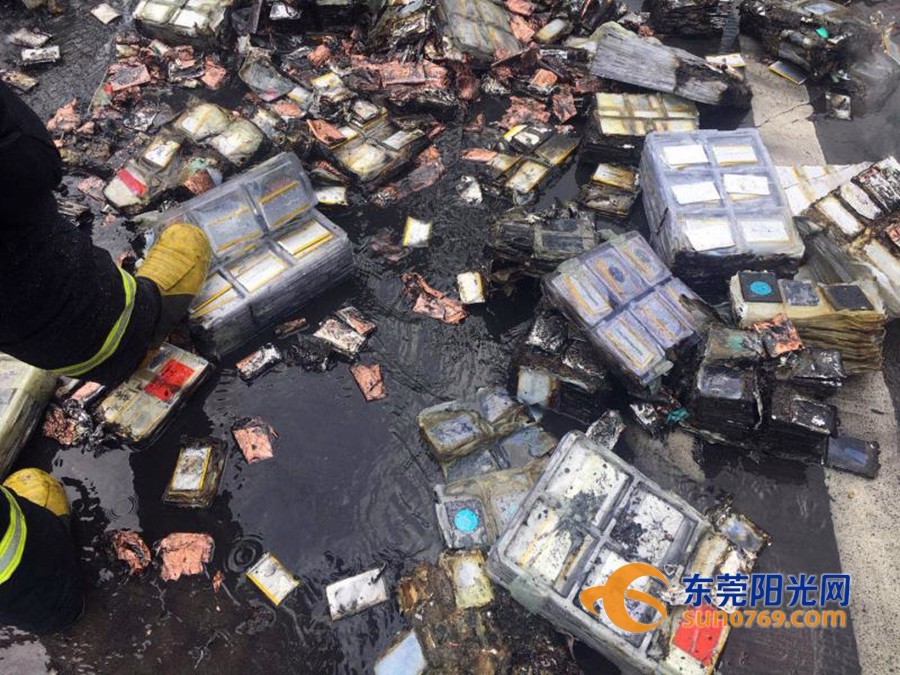 東莞貨車突然著火 一車電池全沒(méi)了