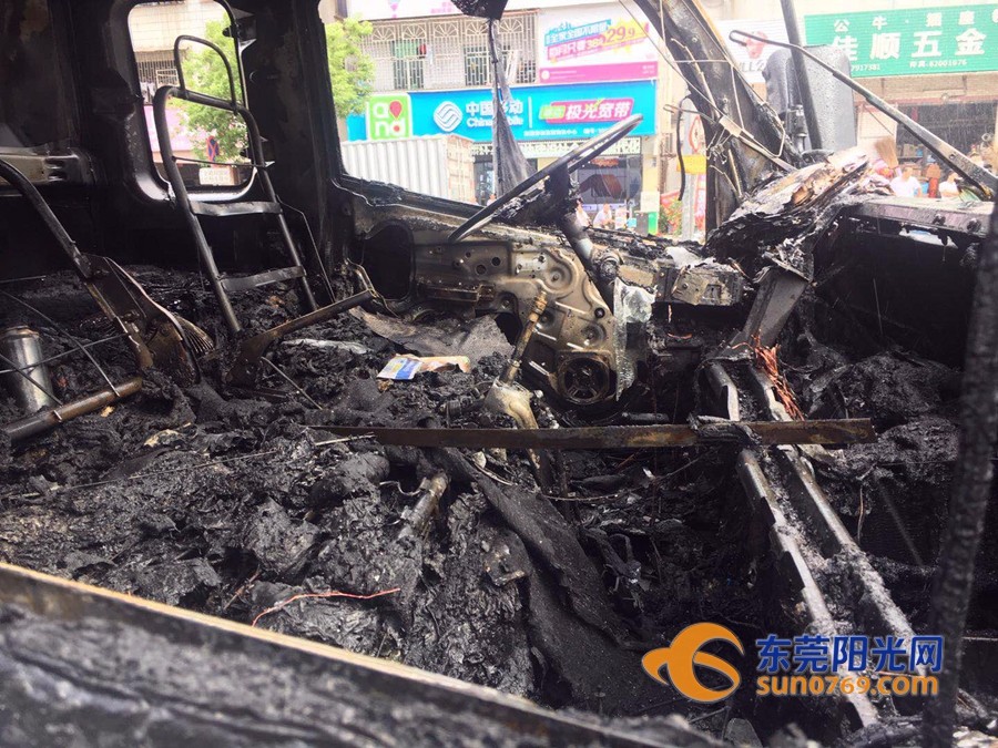東莞貨車突然著火 一車電池全沒(méi)了