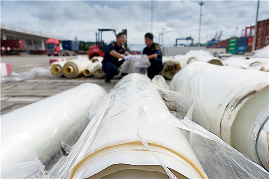 廈門海關查獲74噸廢塑料膜 系固體廢物PET、PE、PP薄膜