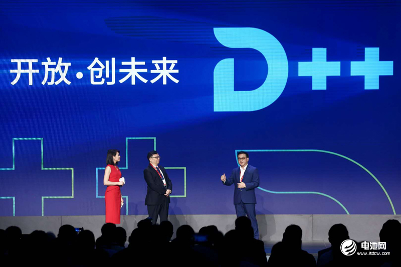 比亞迪全球開發(fā)者大會現(xiàn)場,張亞勤與王傳福互動 比亞迪全球開發(fā)者大會現(xiàn)場,張亞勤與王傳福互動