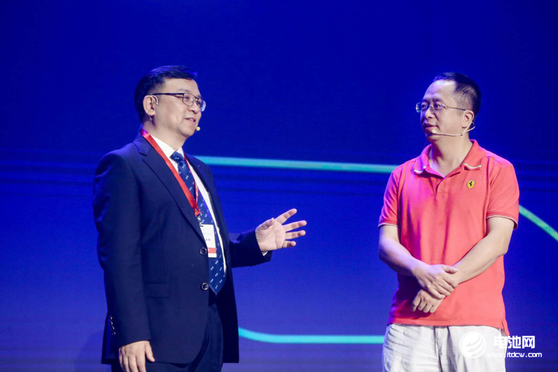 比亞迪全球開發者大會現場，周鴻祎與王傳福互動