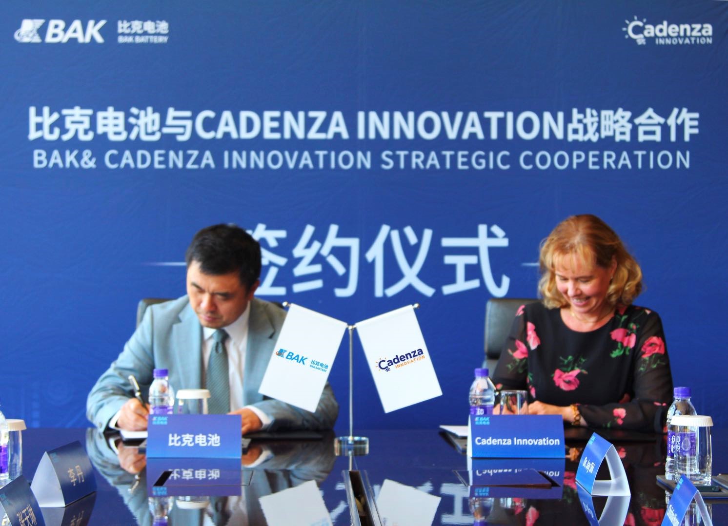 李向前先生與 Christina Lampe-Onnerud博士代表雙方簽署合作協議