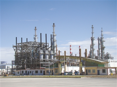 藍(lán)天下現(xiàn)代化的廠房鱗次櫛比。