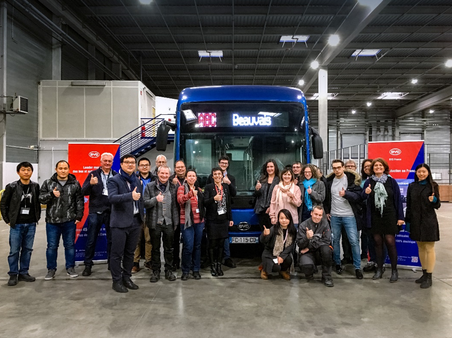 比亞迪法國工廠員工與首臺下線純電動大巴合影