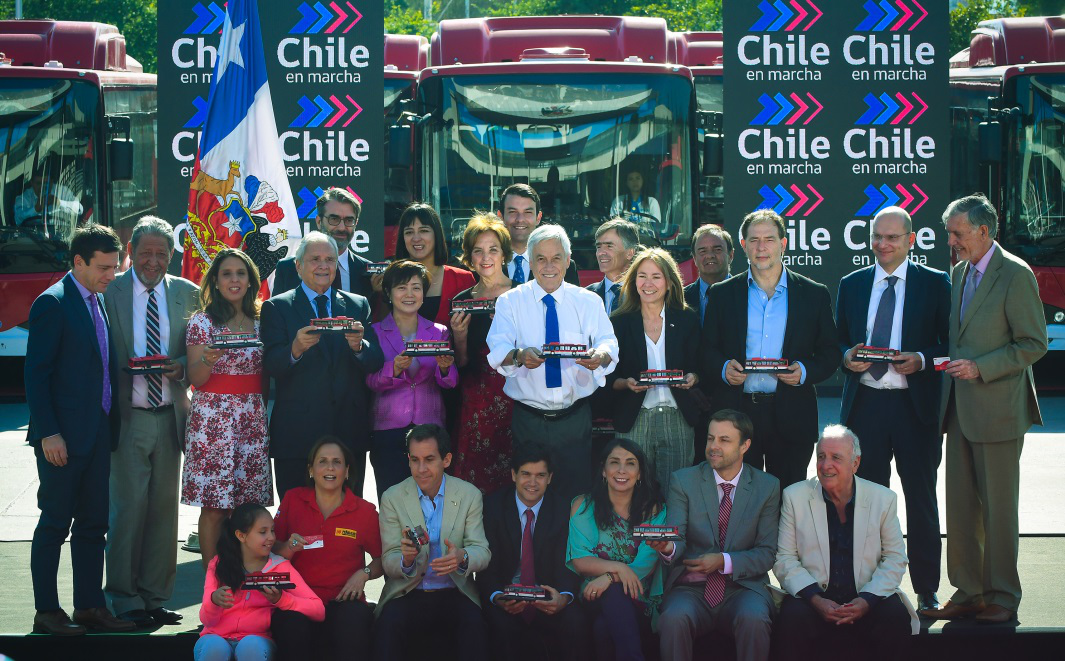 智利總統Mr. Sebastián Pi?era與比亞迪高級副總裁李柯在交付儀式現場 智利總統Mr. Sebastián Pi?era與比亞迪高級副總裁李柯在交付儀式現場