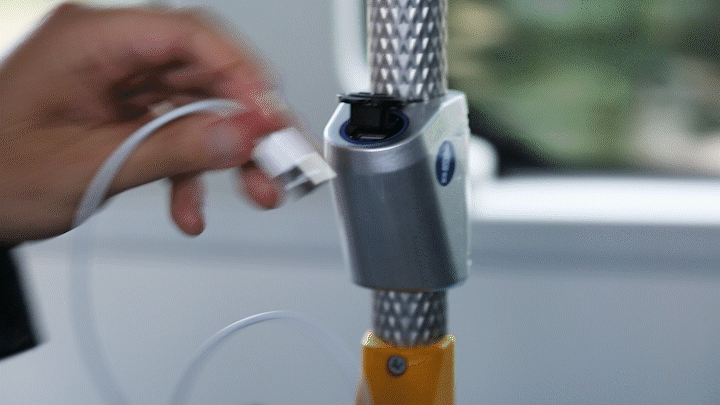 在比亞迪純電動大巴K9上體驗USB接口充電 在比亞迪純電動大巴K9上體驗USB接口充電