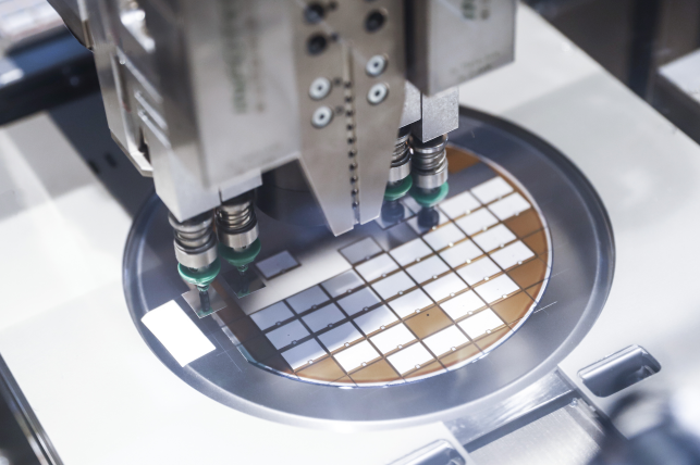 制造IGBT難度極大，在大規(guī)模應(yīng)用的1200V車規(guī)級IGBT芯片的晶圓厚度上，比亞迪處于全球先進水平，可將晶圓厚度減薄到120um（約兩根頭發(fā)絲直徑）