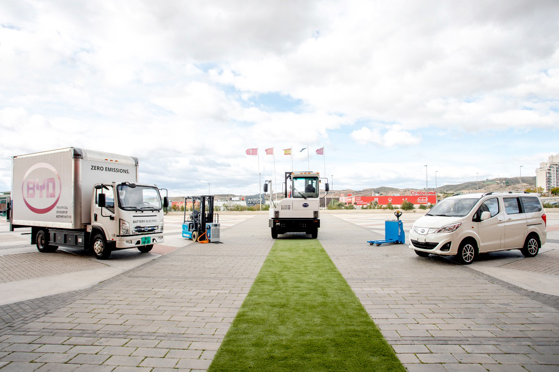 比亞迪多款車型亮相西班牙，包括：T6輕卡、平衡重式叉車、Q1M牽引車、托盤車、T3小型廂式貨車