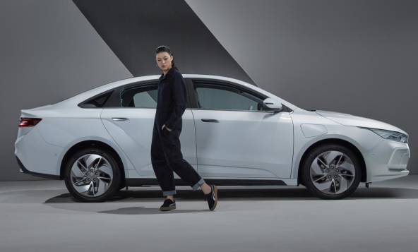 吉利純電動車型GE11高清圖曝光：新車標曝光 對標Model 3