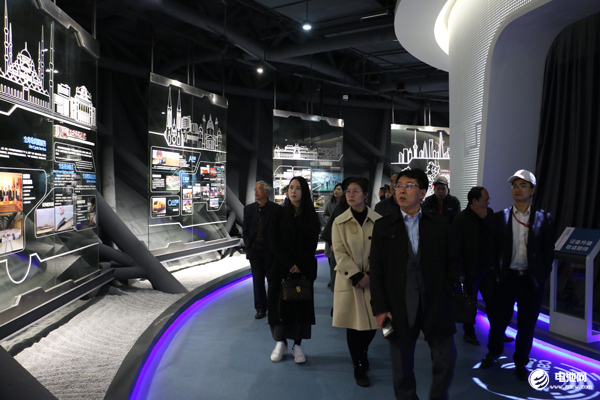 中車株機(jī)年產(chǎn)1000臺(tái)電力機(jī)車 “電動(dòng)”火車頭拉出535億元出口訂單 中車株機(jī)年產(chǎn)1000臺(tái)電力機(jī)車 “電動(dòng)”火車頭拉出535億元出口訂單