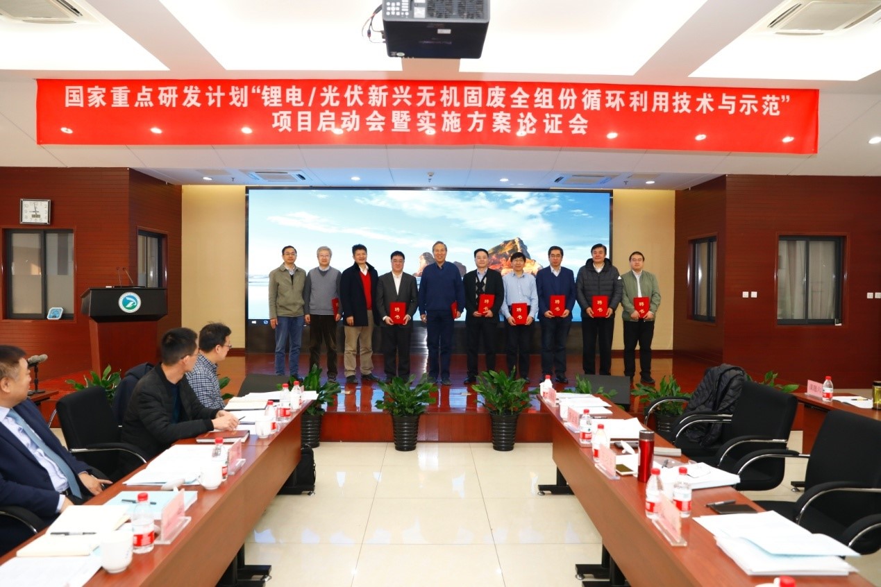 朱慶山副所長為實(shí)施方案論證專家頒發(fā)聘書