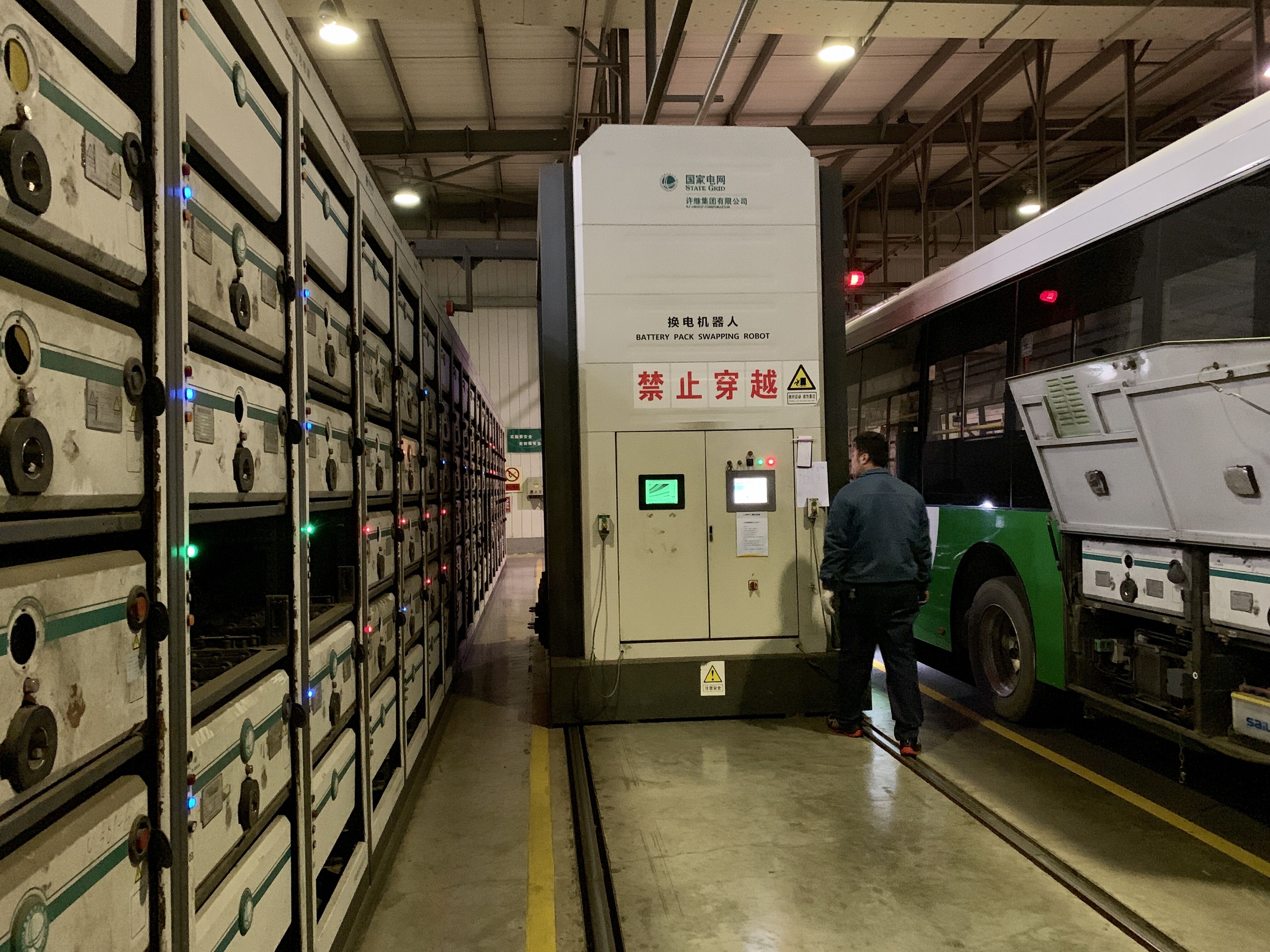 電池百人會企業(yè)家參觀國網(wǎng)青島薛家島充換電站 