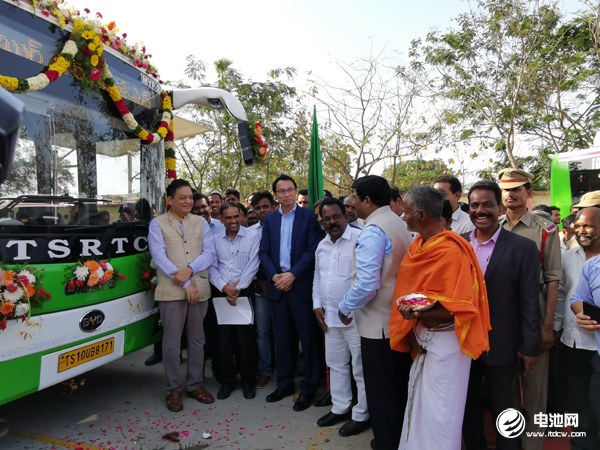 比亞迪亞太汽車銷售事業(yè)部總經(jīng)理劉學(xué)亮（左三）與當(dāng)?shù)睾献骰锇椤⑦\(yùn)營商及政府代表一起參加交付儀式